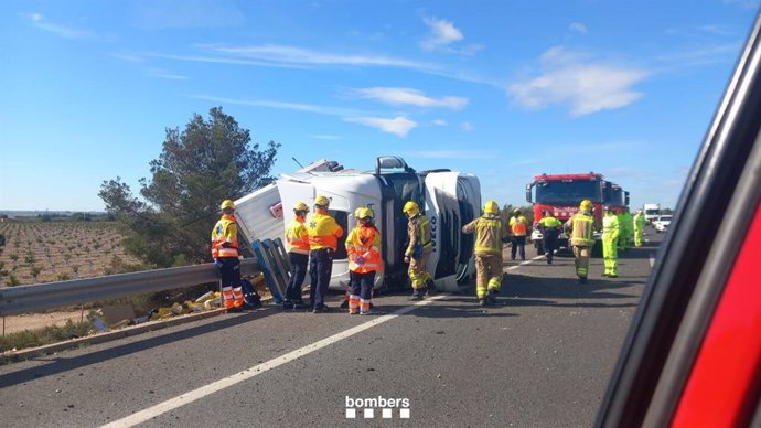 Imatge del camió bolcat a l'AP-7 a Camarles (Tarragona)