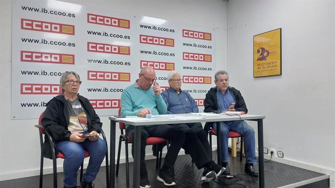 De izquierda a derecha, la representante de UGT Mundita Bustins, el secretario general de Jubilados de CCOO, Mateu Bosch, el secretario de comunicación de Jubilados de CCOO, Juan Sánchez, y el secretario general de Jubilados de UGT, Pedro Berruezo.