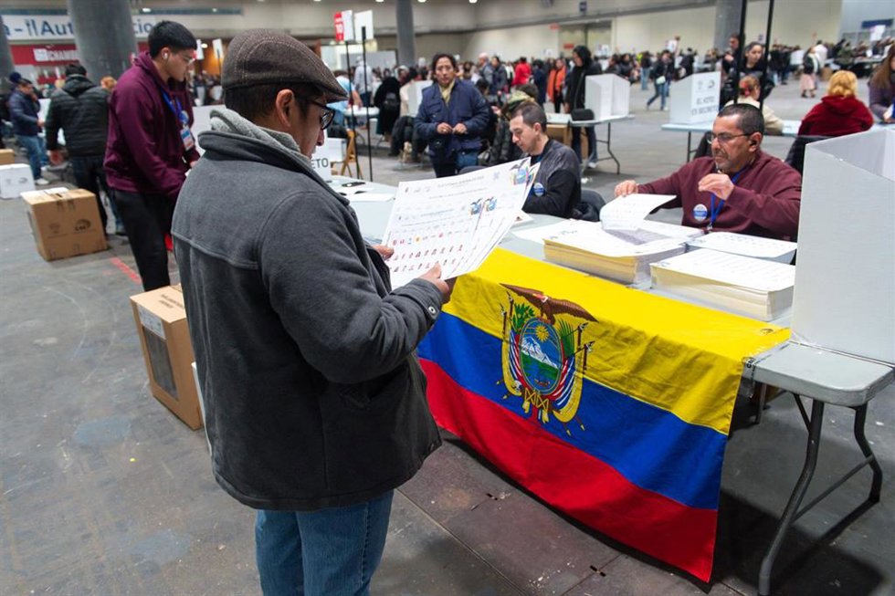Archivo - Un hombre ejerce su derecho a voto en las Elecciones Generales de Ecuador 2025, en IFEMA Madrid