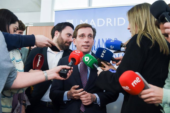 O prefeito de Madri, José Luis Martínez-Almeida, atende à imprensa durante uma visita à nova sede da Agência de Emprego de Madri, na Agência de Proximidade de Puente de Vallecas, em 19 de março de 2025, em Madri (Espanha).