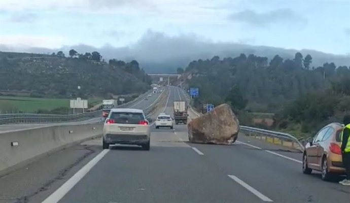 Una roca de grandes dimensiones corta la C-25 en Rajadell (Barcelona) en dirección Lleida