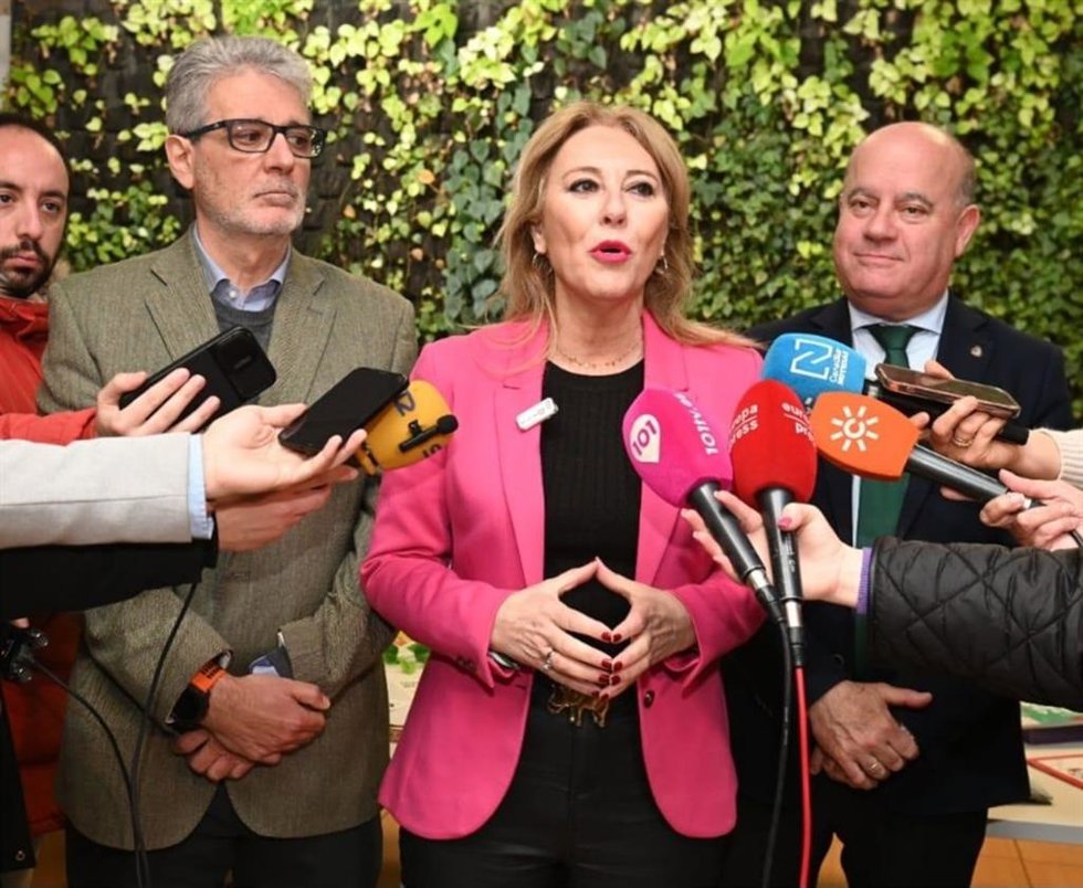 La consejera de Economía, Hacienda y Fondos Europeos, Carolina España, atiende a los medios de comunicación.
