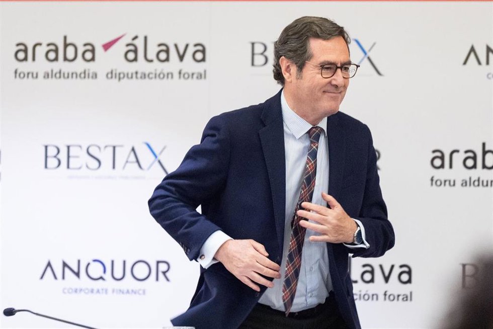 El presidente de la Confederación Española de Organizaciones Empresariales (CEOE), Antonio Garamendi, en el 'Foro Económico de Álava'
