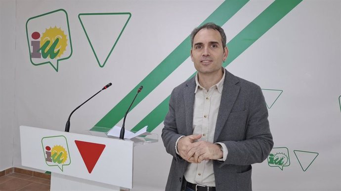 El coordinador de IU Andalucía y diputado en el Congreso, Toni Valero, en rueda de prensa en Málaga