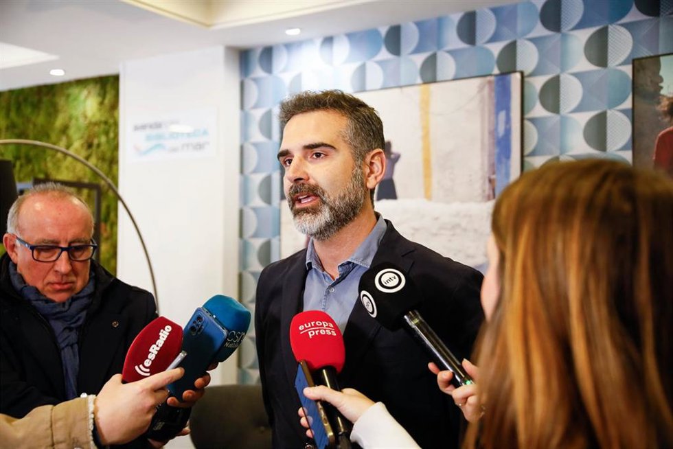 Archivo - El consejero de Agricultura, Pesca, Agua y Desarrollo Rural, Ramón Fernández-Pacheco, atiende a los medios en Almería.
