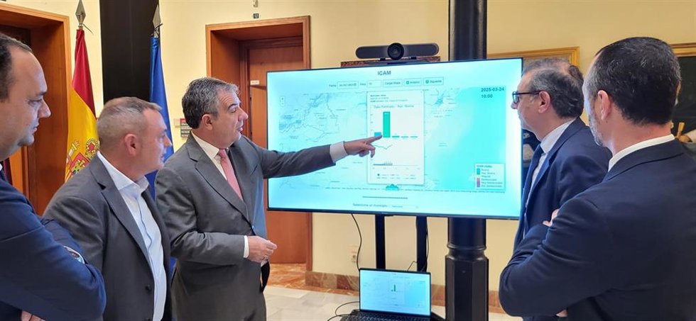 El consejero de Medio Ambiente, Universidades, Investigación y Mar Menor, Juan María Vázquez, junto al rector de la Universidad de Murcia, José Luján, durante la presentación del sistema que permitirá conocer el Índice de Calidad del Aire Municipal (ICA