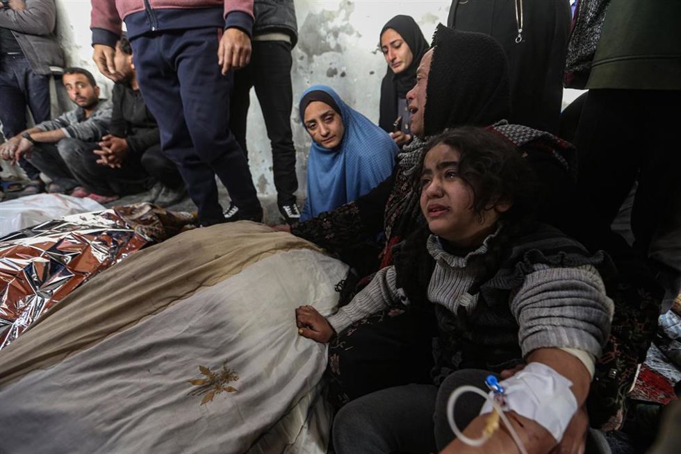Palestinos en el Hospital Baptista Al Ahli de la ciudad de Gaza junto a los cuerpos de varios muertos a causa de los ataques del Ejército de Israel contra la Franja de Gaza