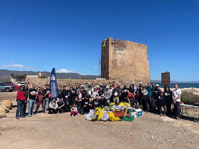 Un grupo de cerca de 50 voluntarios de la Universidad de Murcia (UMU) retiraron un total de 182 kilos de basura de la playa Torre de Cope