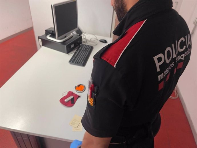 Un agent dels Mossos d'Esquadra durant la operació