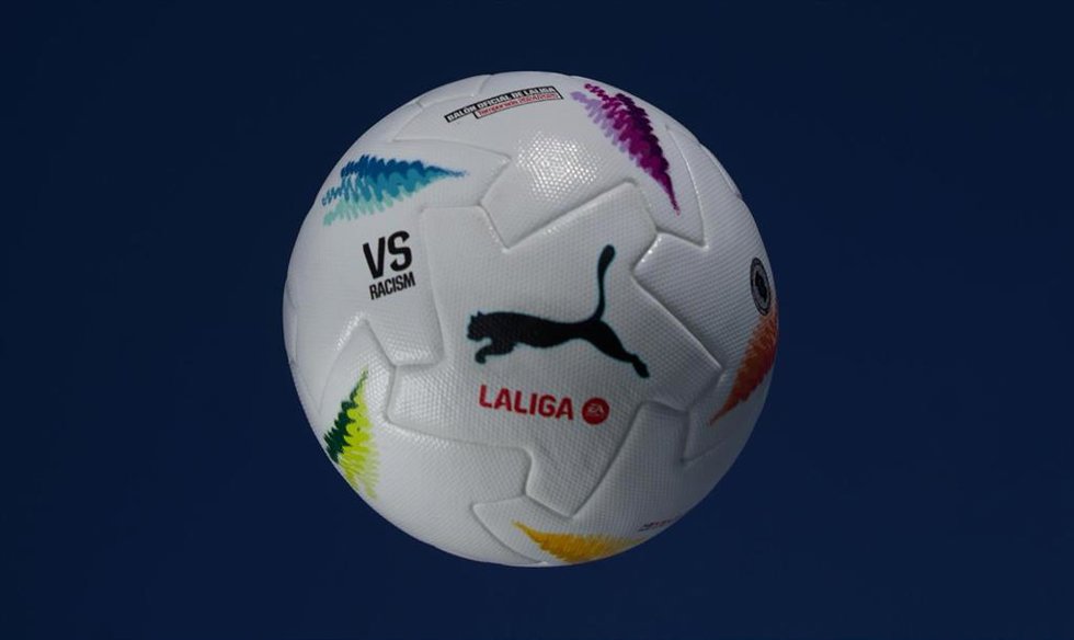 Balón de Puma para la iniciativa VS Racism de LaLiga y EA Sports.