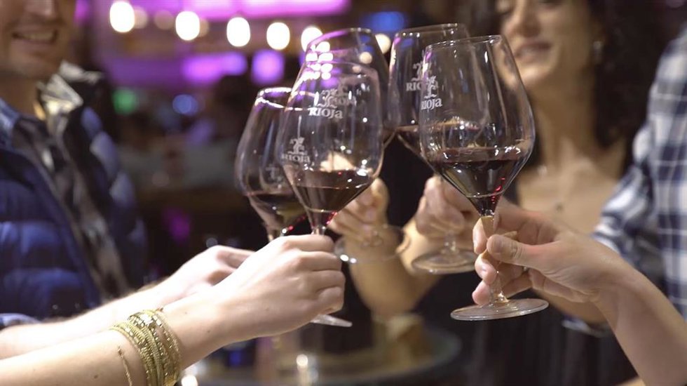 Archivo - Copas de vino de Rioja