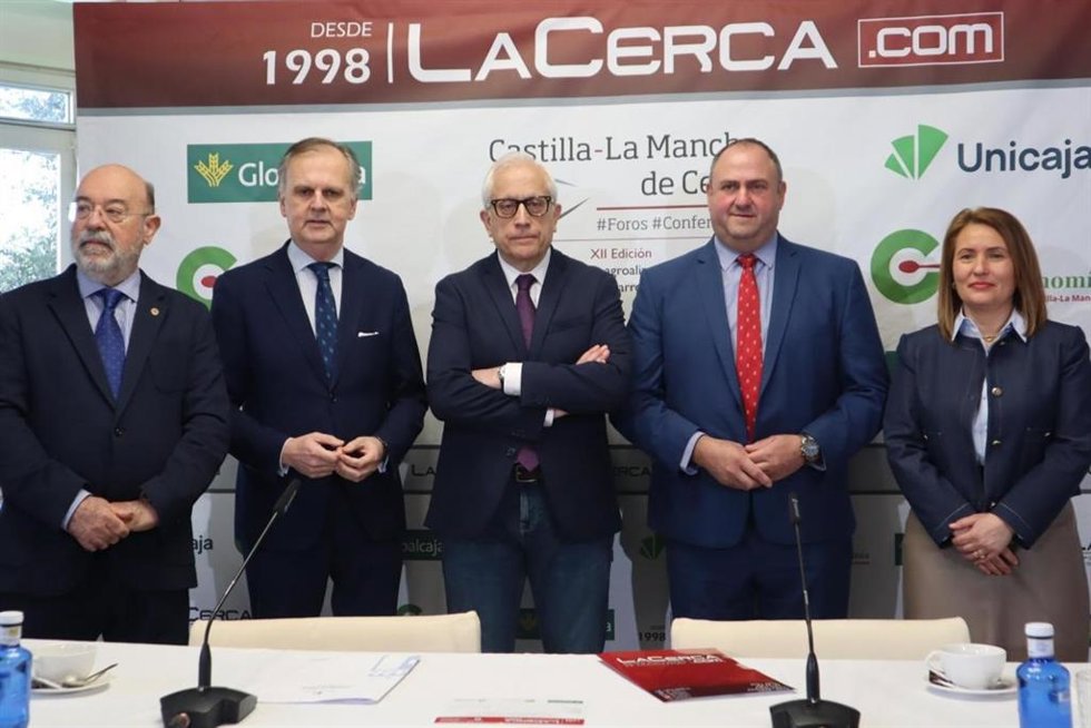 El consejero de Agricultura, Ganadería y Desarrollo Rural de C-LM, Julián Martínez Lizán, en el XII Foro de 'La Cerca' celebrado en Albacete.