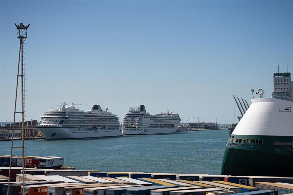 Archivo - Imagen de archivo de varios barcos en el puerto de Barcelona