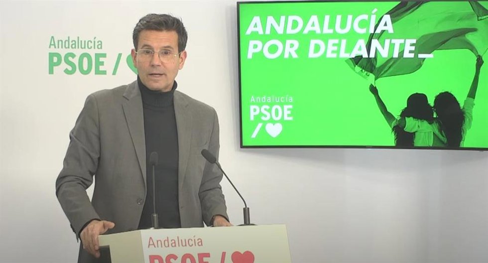 El portavoz del PSOE-A, Francisco Cuenca, en rueda de prensa en la sede del partido en Sevilla.