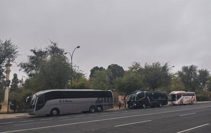 Imagen de archivo de varios autobuses turísticos estacionados junto a los jardines de Murillo.