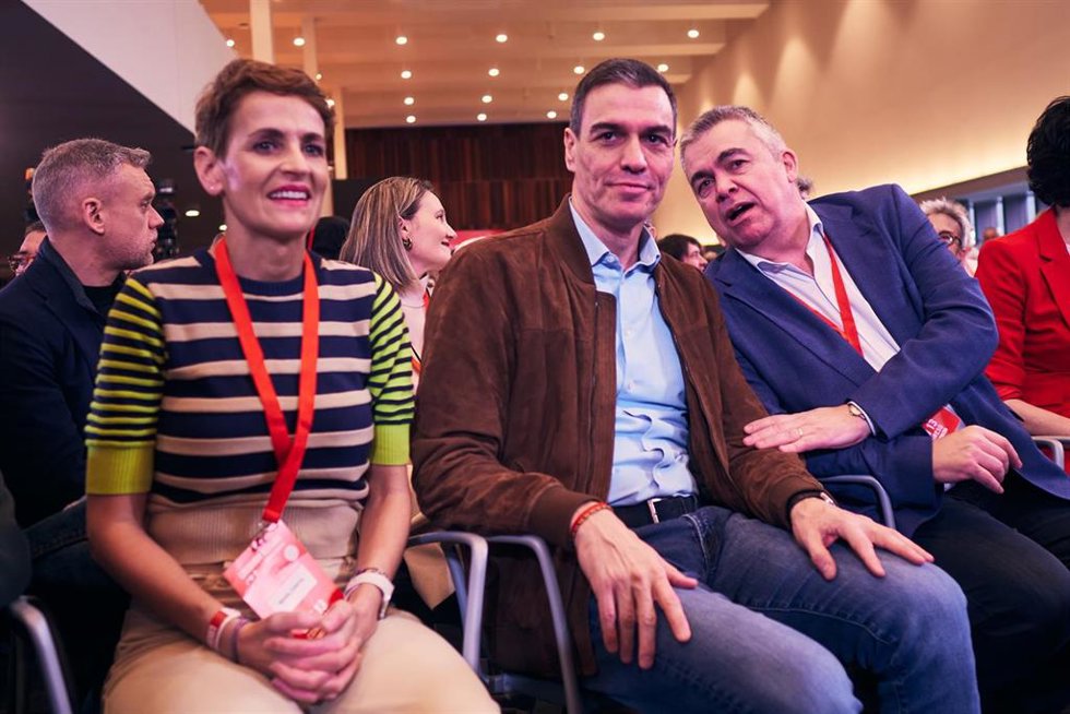 (I-D) La secretaria general del PSN y presidenta del Gobierno de Navarra, María Chivite; el secretario general del PSOE y presidente del Gobierno de España, Pedro Sánchez, y el secretario de Organización del PSOE, Santos Cerdán, durante el 13 Congreso 