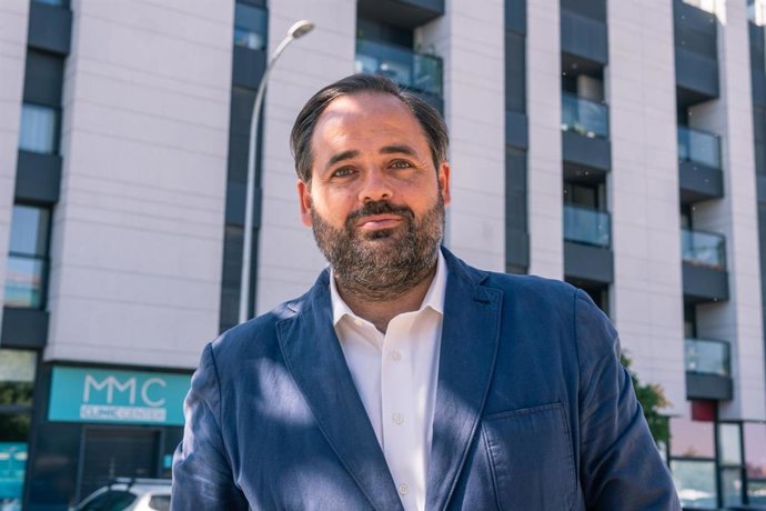 Archivo - El presidente del PP en Castilla-La Mancha, Paco Núñez, posa tras una entrevista para Europa Press, a 1 de agosto de 2024, en Toledo, Castilla-La Mancha (España).