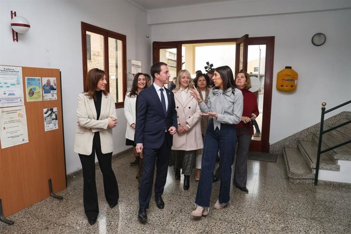 Visita de Llorenç Galmés al Ayuntamiento de Lloseta.