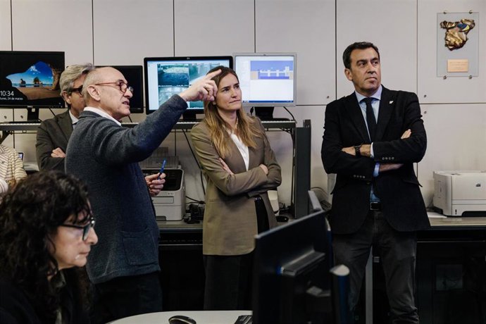 La vicepresidenta tercera y ministra para la Transición Ecológica, Sara Aagesen, y el presidente de la Confederación Hidrográfica del Tajo, Antonio Yáñez Cidad, a 24 de marzo de 2025, en Madrid (España). 