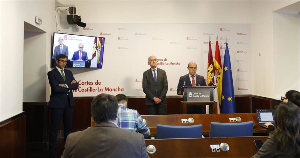 El presidente de las Cortes de C-LM, Pablo Bellido, y el director de la Real Fundación de Toledo, Jesús Carrobles.