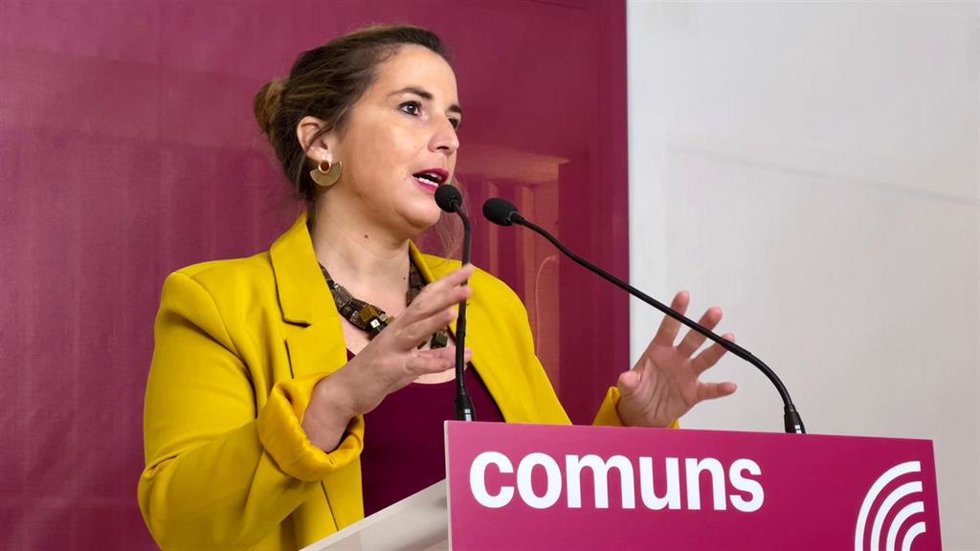 La coordinadora de los Comuns, Candela López, en una rueda de prensa desde la sede de la formación