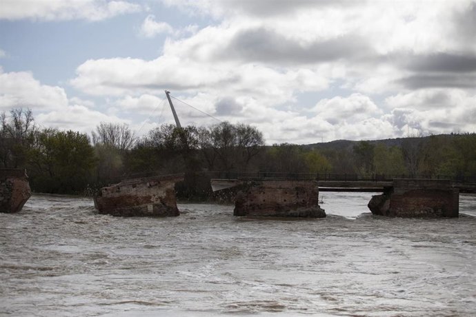 El Puente Romano de Talavera de la Reina tras el derrumbe de parte del puente provocado por la crecida del Tajo.