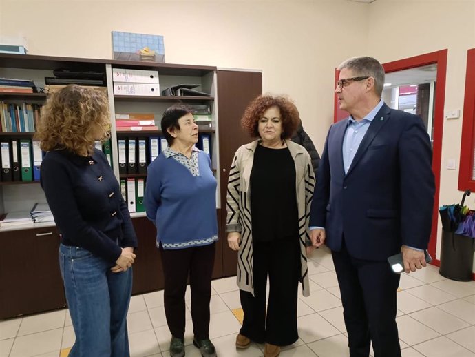 La consejera de Derechos Sociales y Bienestar del Principado de Asturias, Marta del Arco (segunda por la dcha), visita Centro de Día para Personas Mayores Dependientes y Centro Social Gijón Centro.
