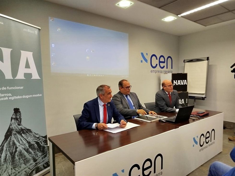 El comisionado del Corredor Atlántico, José Antonio Sebastián, el consejero de Cohesión Territorial del Gobierno de Navarra, Óscar Chivite, y el secretario general de la CEN, Carlos Fernández