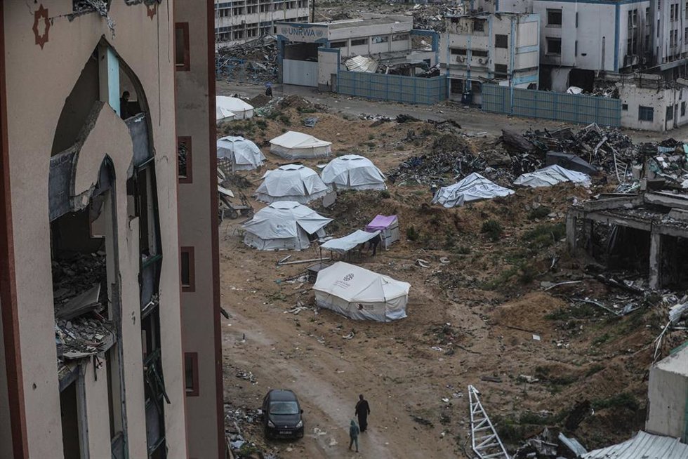 Tiendas de campaña de desplazados palestinos junto a los edificios destruidos de la Universidad Islámica de la ciudad de Gaza, en el norte de la Franja de Gaza (archivo)