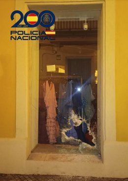 Escaparate de un comercio especializado en trajes de flamenca de Jerez fracturado tras un intento de robo