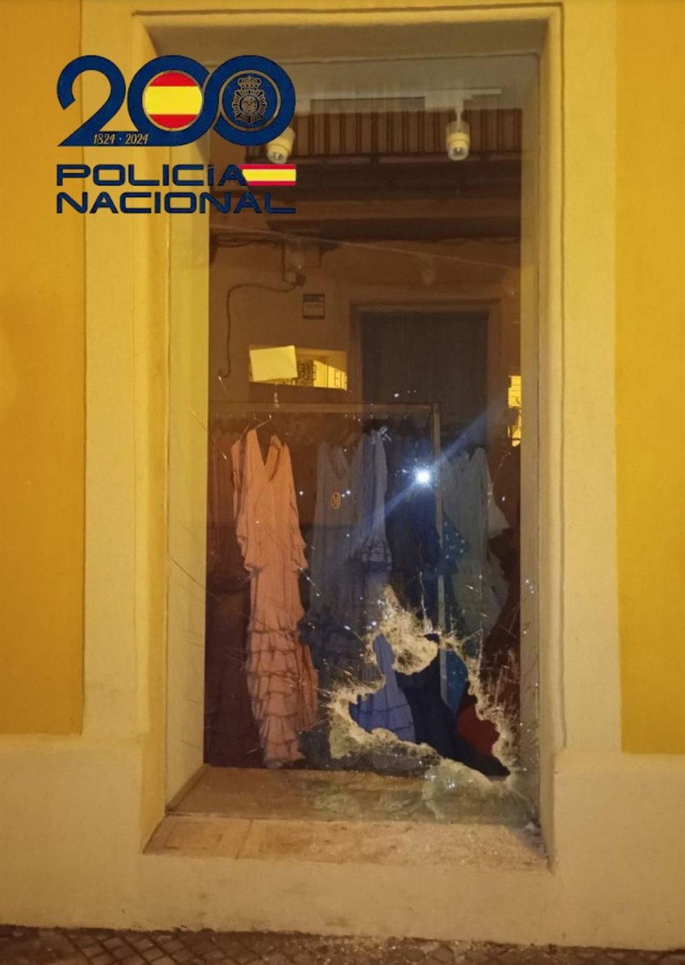 Escaparate de un comercio especializado en trajes de flamenca de Jerez fracturado tras un intento de robo