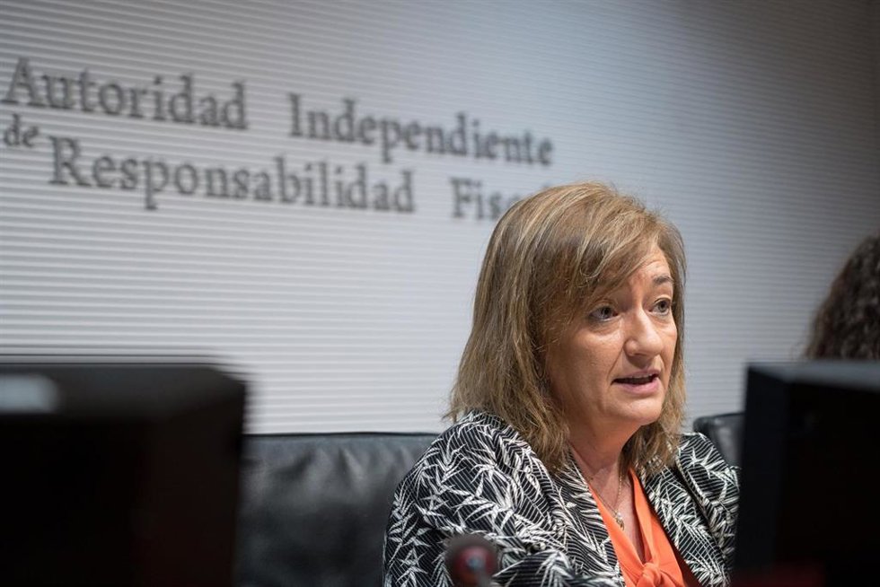 Archivo - La presidenta de la AIReF, Cristina Herrero (c); el director de la División de Análisis Presupuestario, Ignacio Fernández-Huertas; y la directora de la División de Análisis Económico, Esther Gordo; durante la presentación del informe de la Aut