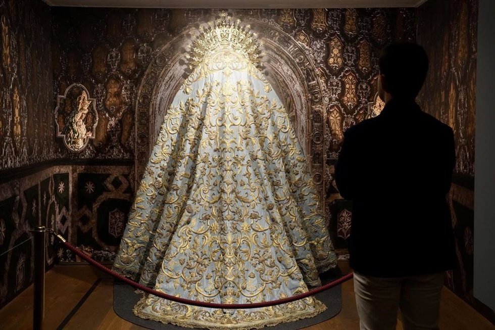 La exposición del centenario del primer besamanos público de la Macarena.