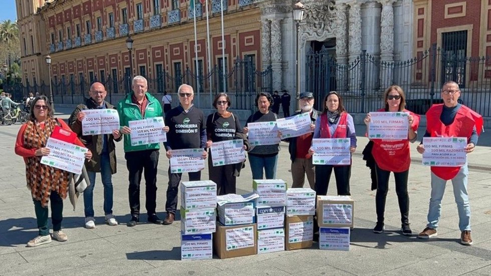 Entrega de firmas en San Telmo recogidas por Satse, CSIF, UGT y CCOO en defensa de la sanidad pública andaluza.