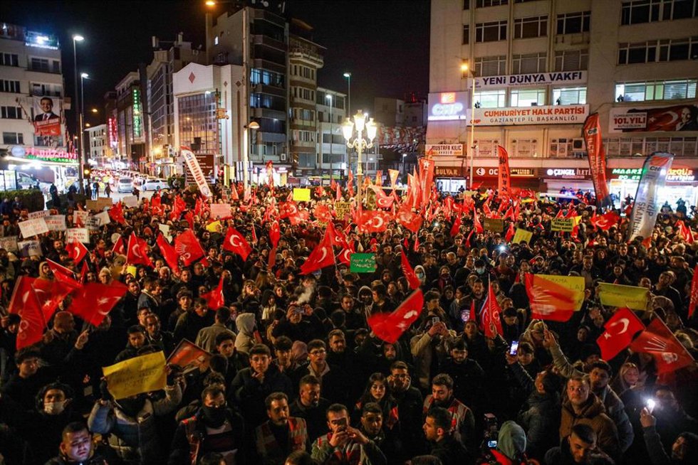 Un grupo de personas participa en una protesta por la detención del alcalde de Estambul, Ekrem Imamoglu, en la ciudad turca de Gaziantep.