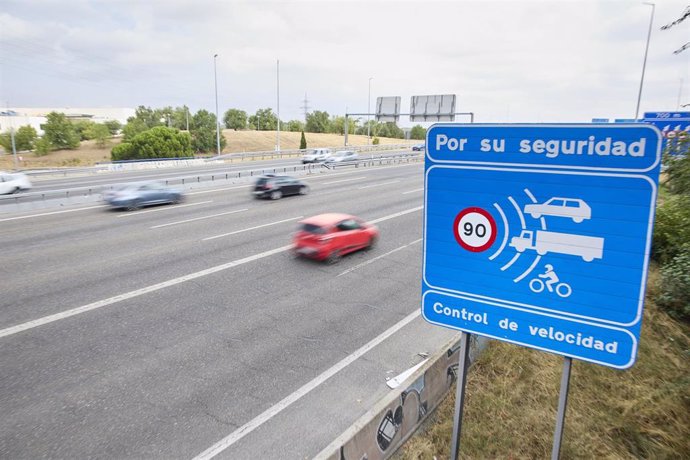 Archivo - Un cartel que indica un radar de prohibición de circular a más de 90 kilómetros por hora en la autovía A-3, a 30 de agosto de 2024, en Madrid (España). La Dirección General de Tráfico (DGT) prevé 4.760.000 movimientos de largo recorrido con moti