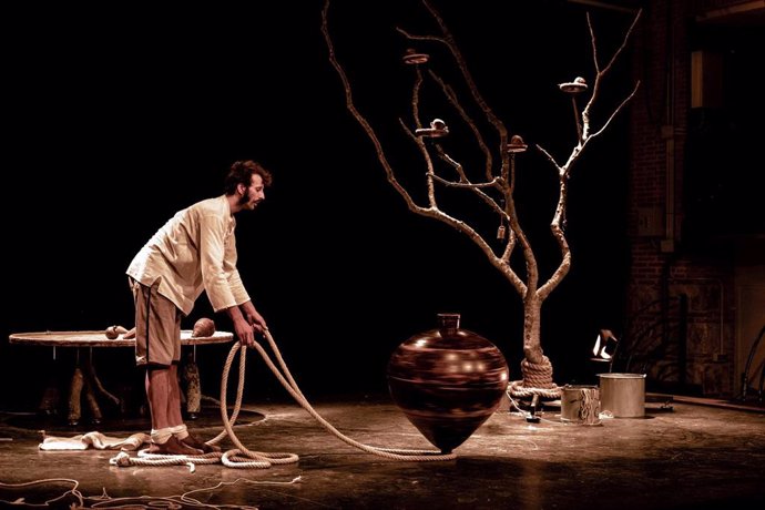 Archivo - Imágenes de escena de Poi, de la compañía D'es Tro.