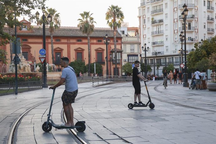 Archivo - Patinetes eléctricos en el centro de Sevilla