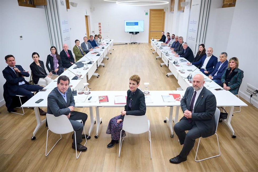 La presidenta de Navarra, María Chivite, junto a los consejeros Arasti e Irujo en la reunión de la Mesa de la Industria