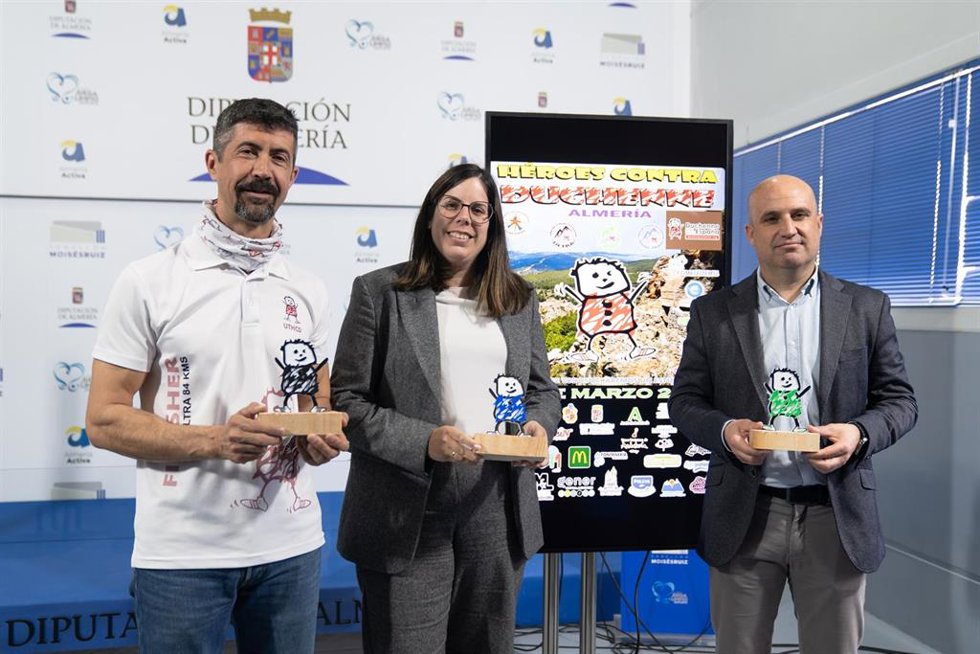 El coordinador de Deportes de la Asociación Duchenne Parent Project España, Francisco Javier Manrique; la alcaldesa de Laujar de Andarax, Almudena Morales; y el diputado de Deportes de Almería, José Antonio García.