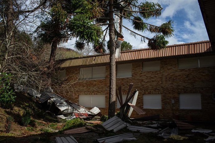 El IES Mariña Soliño de Cangas con desperfectos por el viento, a 20 de marzo de 2025, en Cangas, Pontevedra, Galicia (España). El temporal 'Martinho' ha dejado registradas más de 400 incidencias en Galicia, con fuertes ráfagas de viento que alcanzaron los