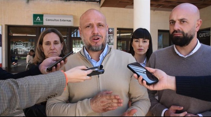 El portavoz adjunto de Vox en el Parlamento de Andalucía, Rodrigo Alonso, frente a las puertas del Hospital Universitario Poniente de El Ejido (Almería).