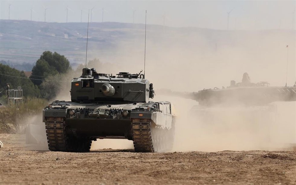 Archivo - Vista de uno de los carros de combate Leopard 2A4 durante la presentación de la formación de las Fuerzas Armadas españolas a militares ucranianos, en el Centro de Adiestramiento de San Gregorio, a 13 de marzo de 2023, en Zaragoza, Aragón (Espa