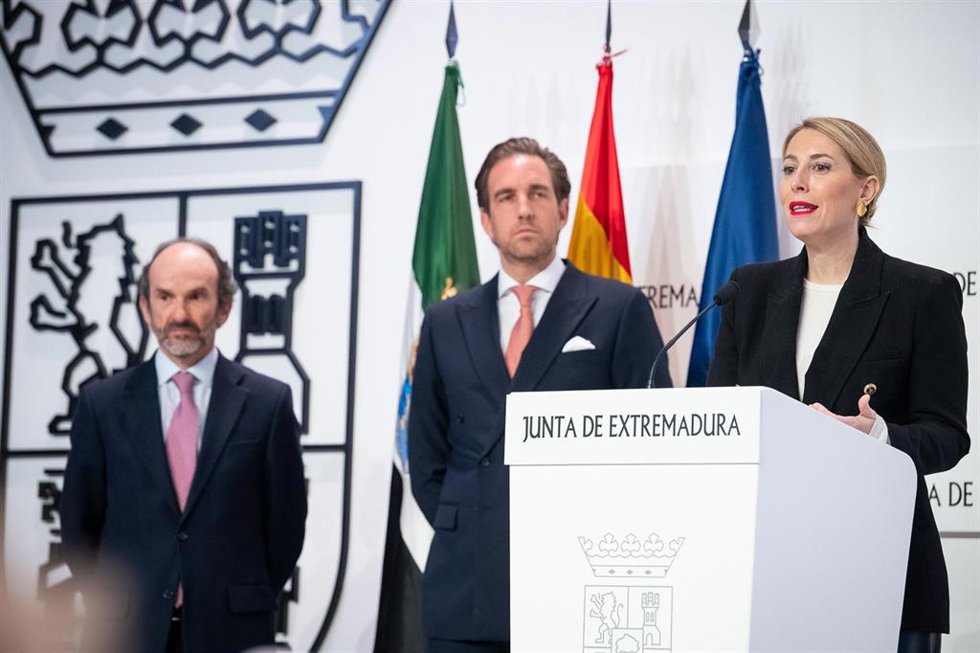 La presidenta de la Junta de Extremadura, María Guardiola, interviene junto al vicepresidente regional de Rosewood Villa Magna, Friedrich von Schnburg, y el presidente de Blasson, Francisco Meliá.