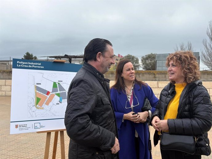 De izquierda a derecha, el conseller de Empresa, Empleo y Energía, Alejandro Sáenz de San Pedro, la gerente de ADR Balears, Silvia Delgado Carballar, y la alcaldesa de Porreres, Francisca Mora, visitan el polígono de la Creu.