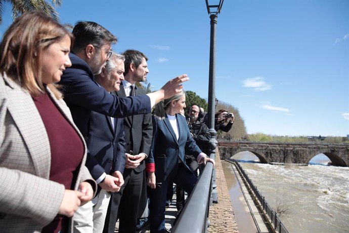 El ministro de Cultura, Ernest Urtasun, durante la visita a Talavera de la Reina para conocer los daños que la crecida del Tajo ha ocasionado en el Puente Viejo de la ciudad, a 24 de marzo de 2025, en Talavera de la Reina, Toledo (España).