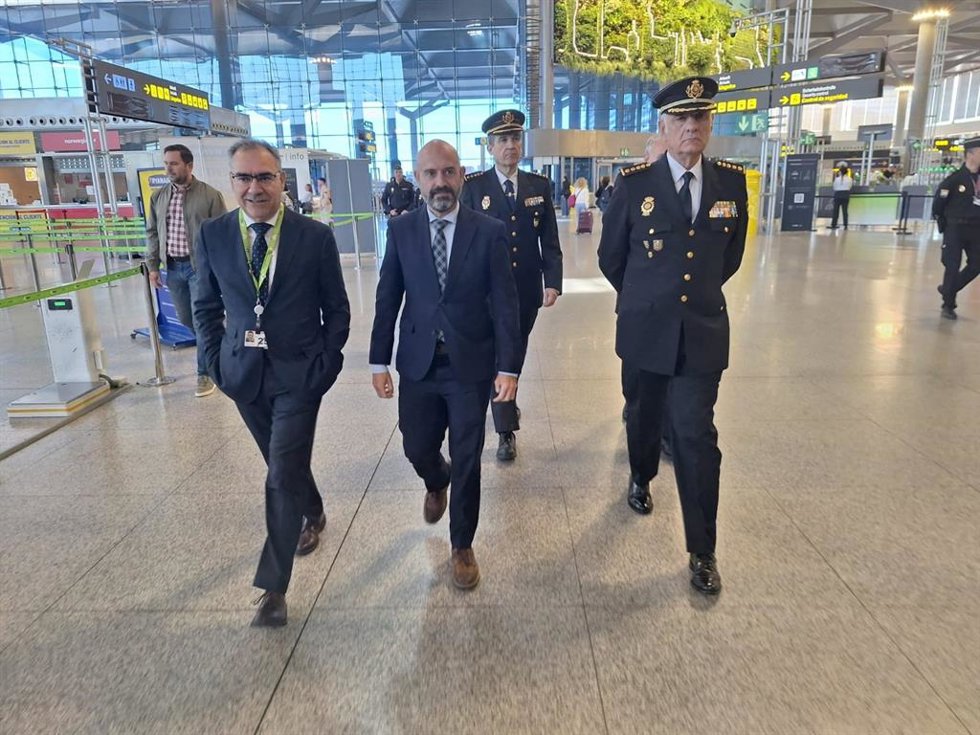 El subdelegado del Gobierno, Javier Salas, ha inaugurado este lunes el XVII Curso de Seguridad que se desarrollará hasta el 28 de marzo en el aeropuerto con componentes de la Policía Nacional de la Escala Superior y Ejecutiva de toda España
