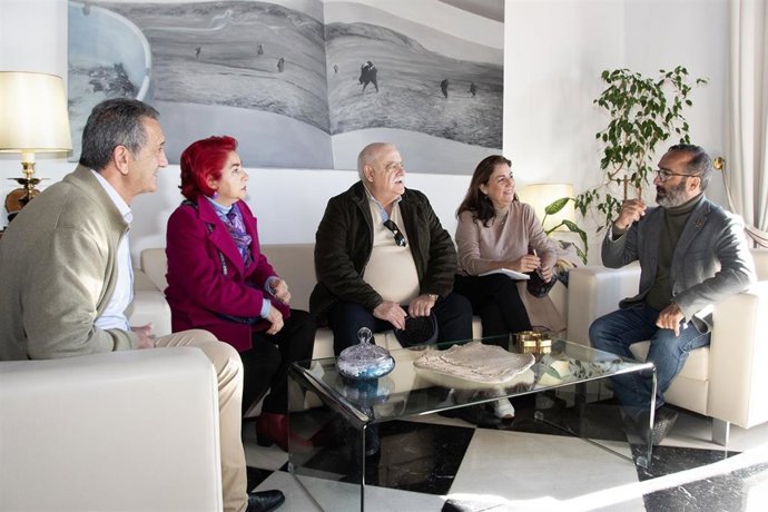 El presidente de la Diputación de Cáceres, Miguel Ángel Morales, se reúne con miembros de la Red Sénior