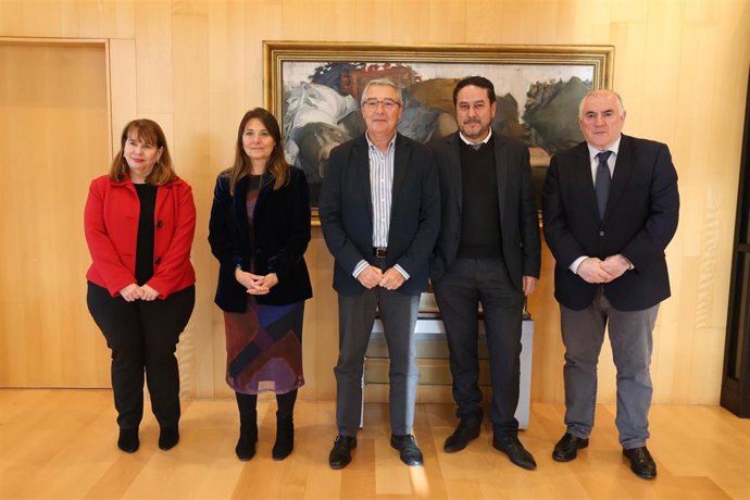 El presidente de la Diputación de Málaga, Francisco Salado, ha recibido en la sede provincial a Flor Carrasco, la primera mujer que ocupa el decanato del Colegio de la Abogacía de Málaga, institución que este año celebra su 249 aniversario.
