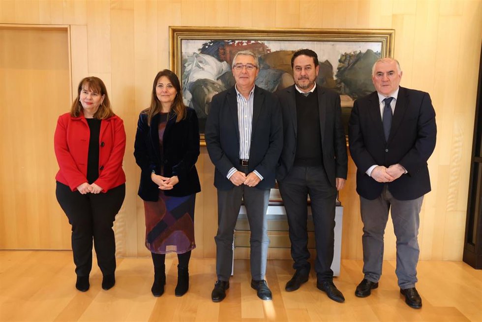 El presidente de la Diputación de Málaga, Francisco Salado, ha recibido en la sede provincial a Flor Carrasco, la primera mujer que ocupa el decanato del Colegio de la Abogacía de Málaga, institución que este año celebra su 249 aniversario.